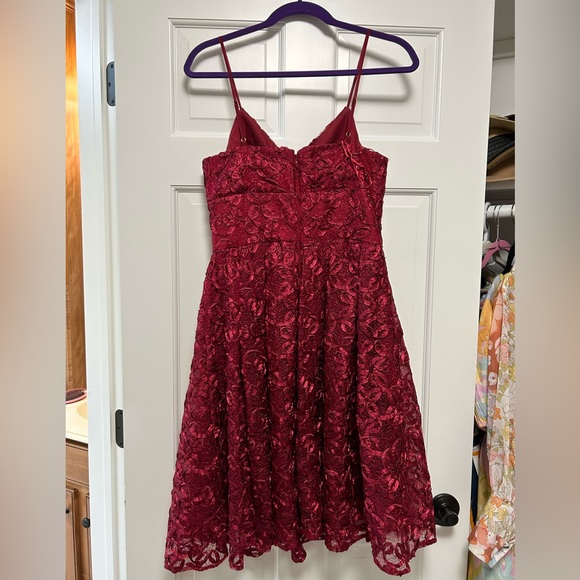 Nicole Miller maroon fit and flare dress in a beautiful floral pattern. Size 6 - Picture 3 of 4